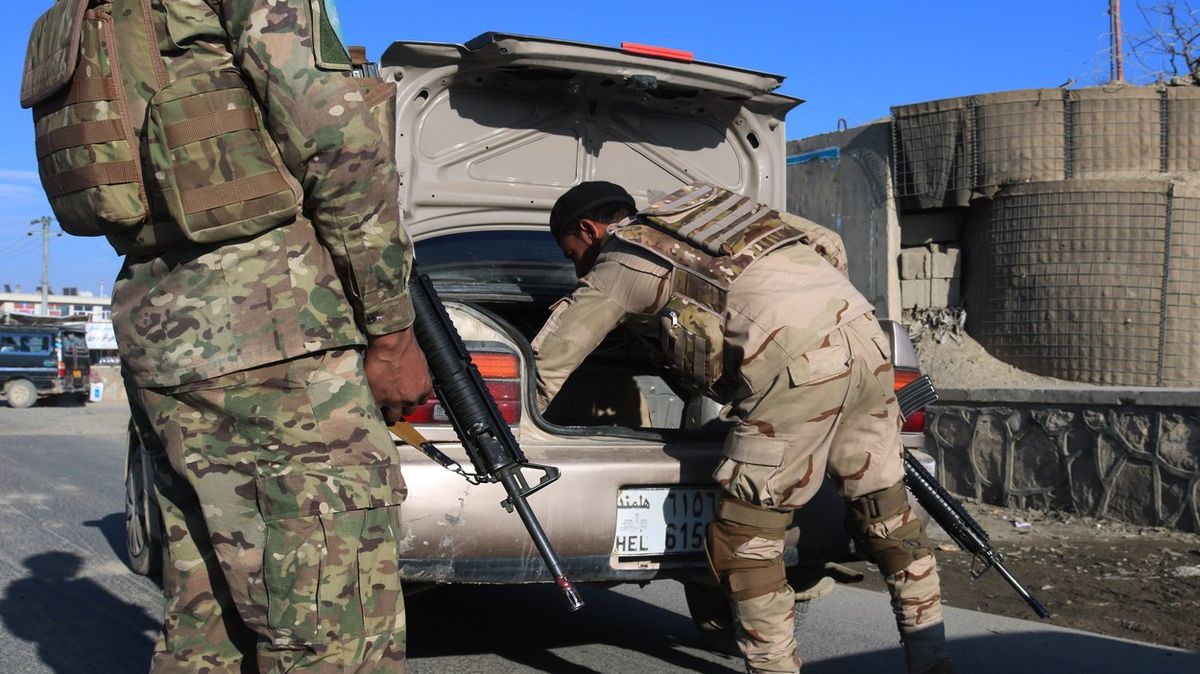 Dva útoky zabily v Afghánistánu 11 lidí, cílem byla základna